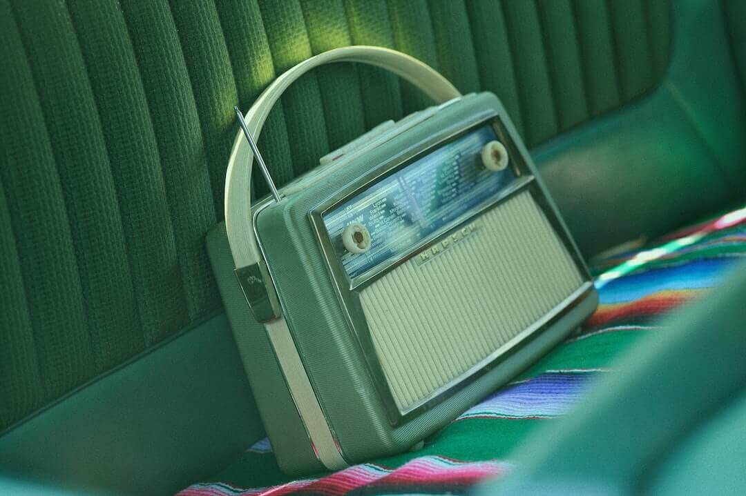 Vintage radio on colorful blanket, highlighting retro street style inspiration.